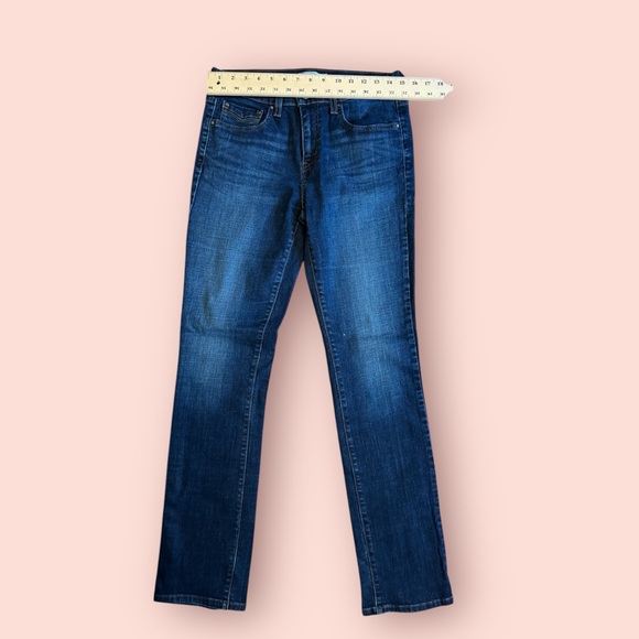 Women’s Levi’s Jeans - Picture 9 of 11